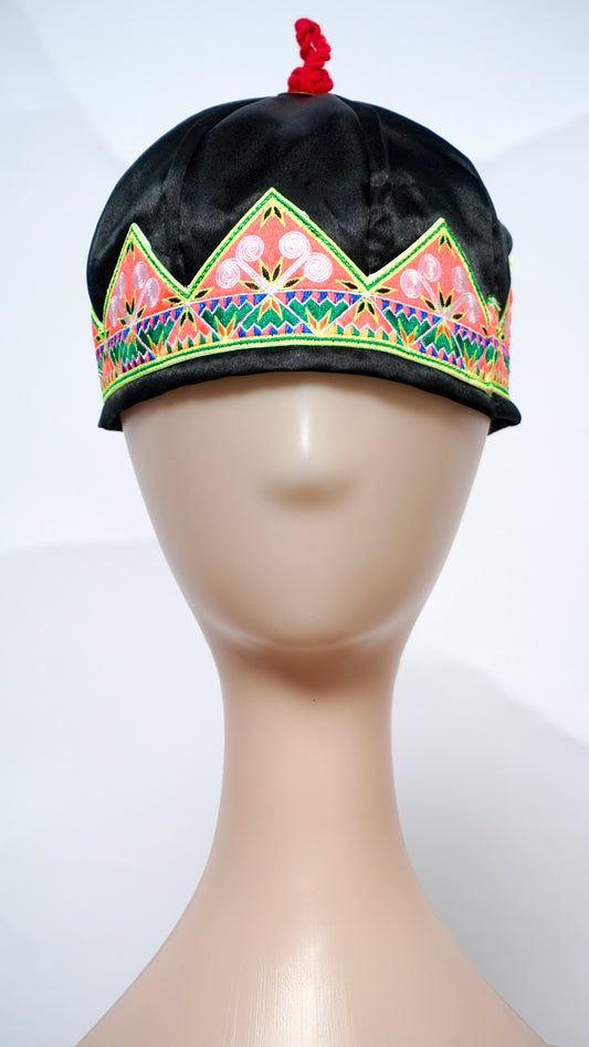 Hmong Hat-White Qwj/Green Trim (20”)