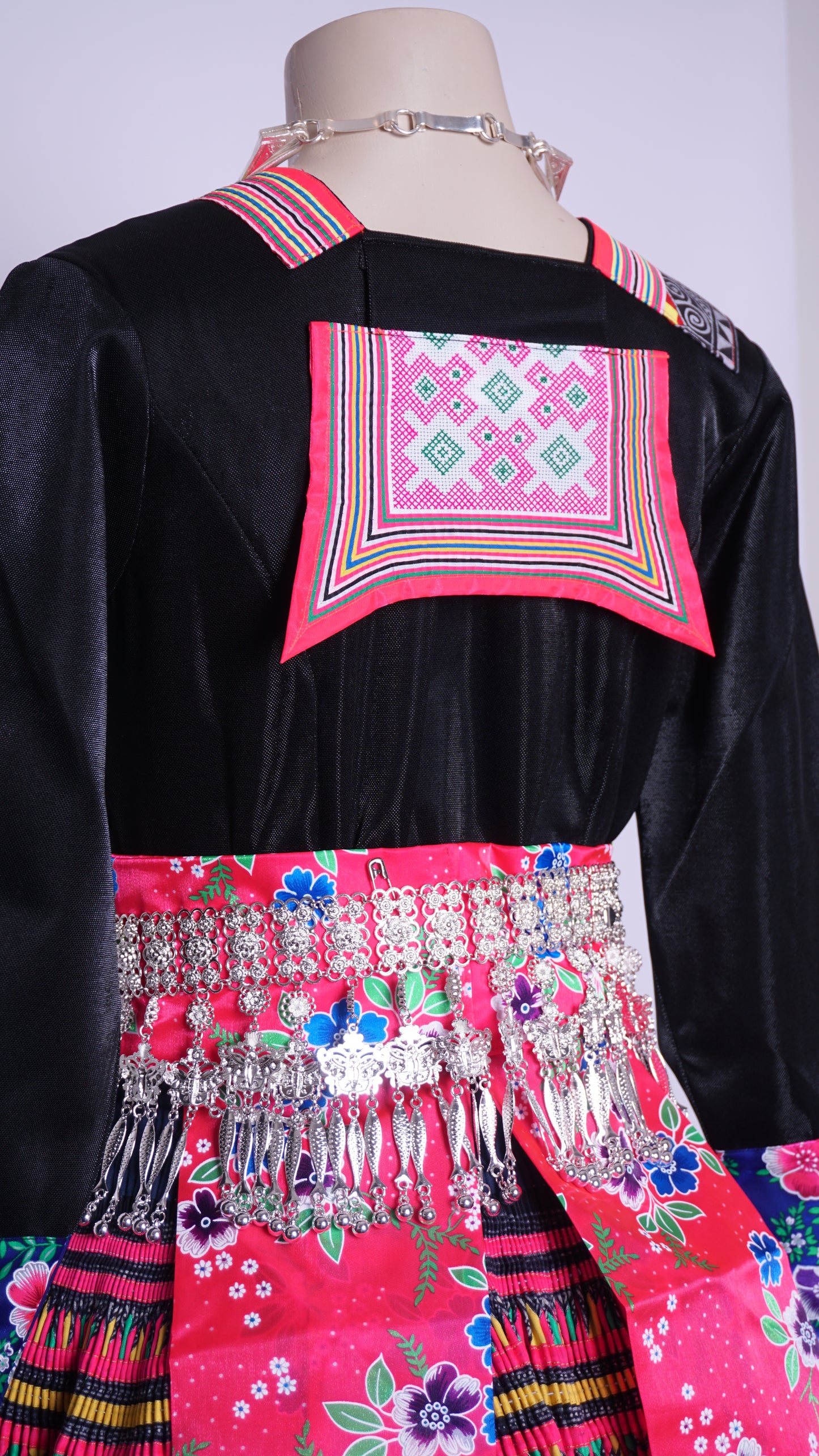 Handmade Hmong Leeg Pink Zig-zag Trim