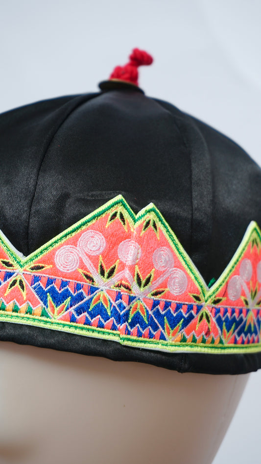 Hmong Hat-White Qwj/Blue Trim