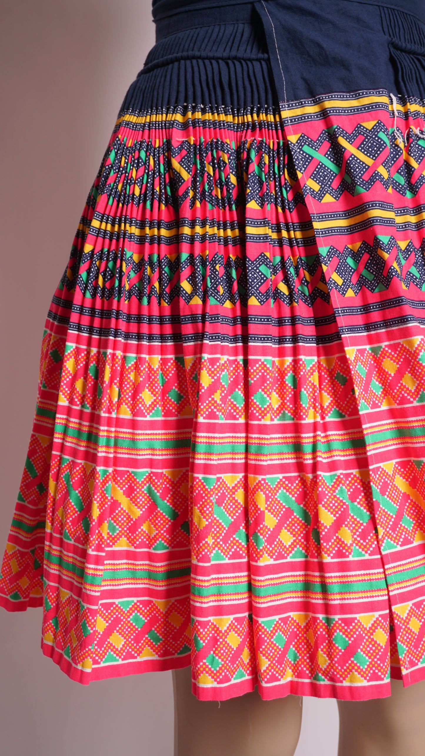 Hmong Leeg Print Pleated Skirt (36x21.5)