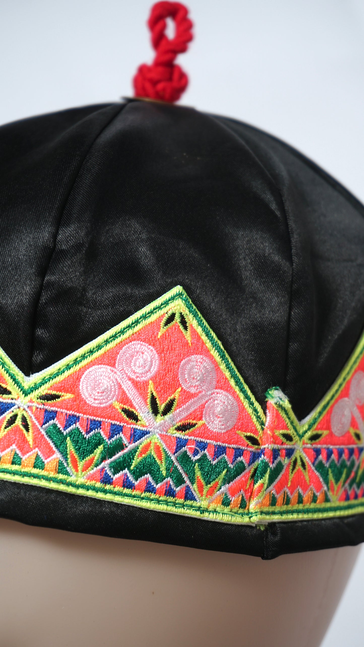 Hmong Hat-White Qwj/Green Trim