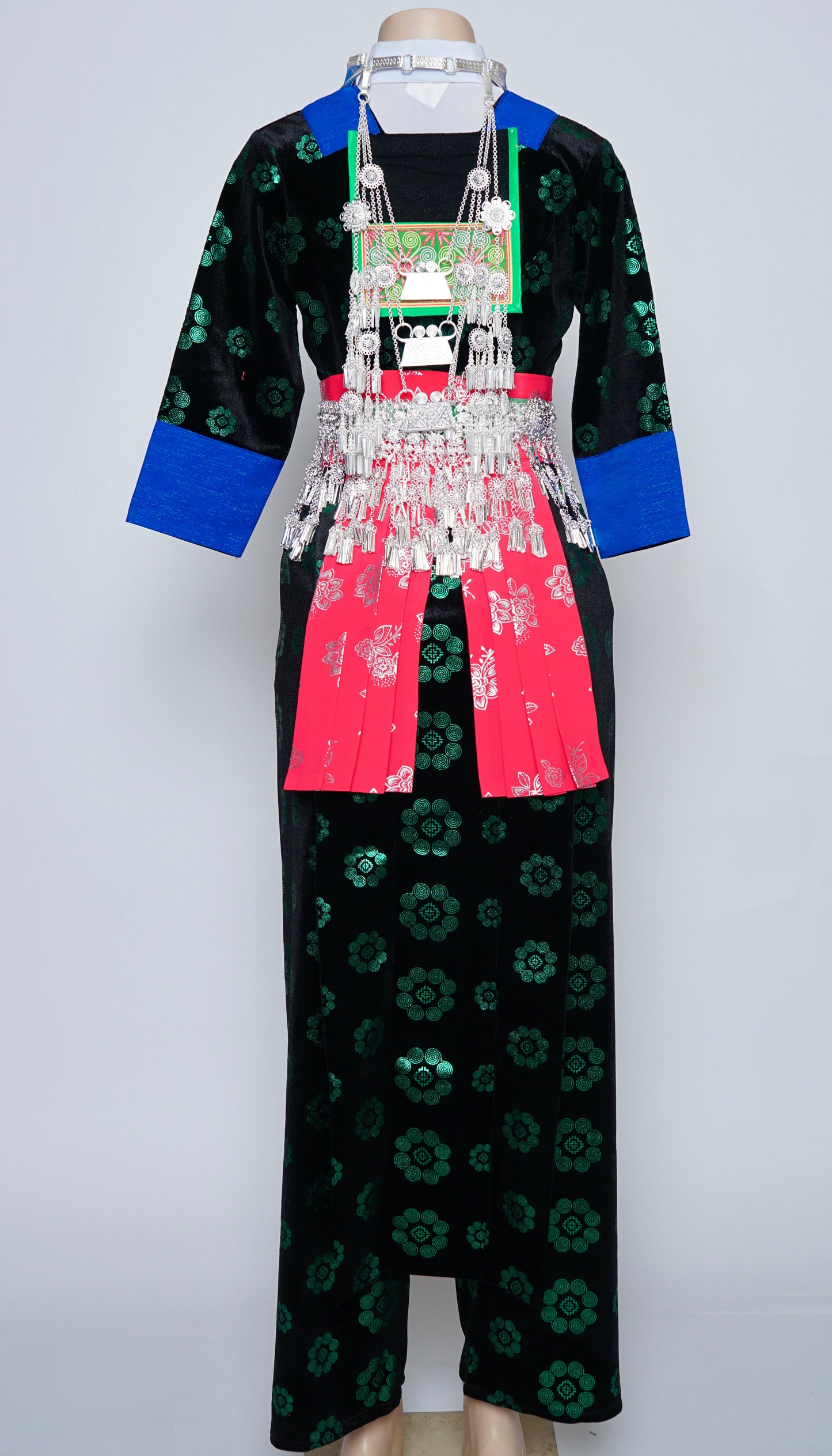 Hmong Xeev Qwj Green Velvet