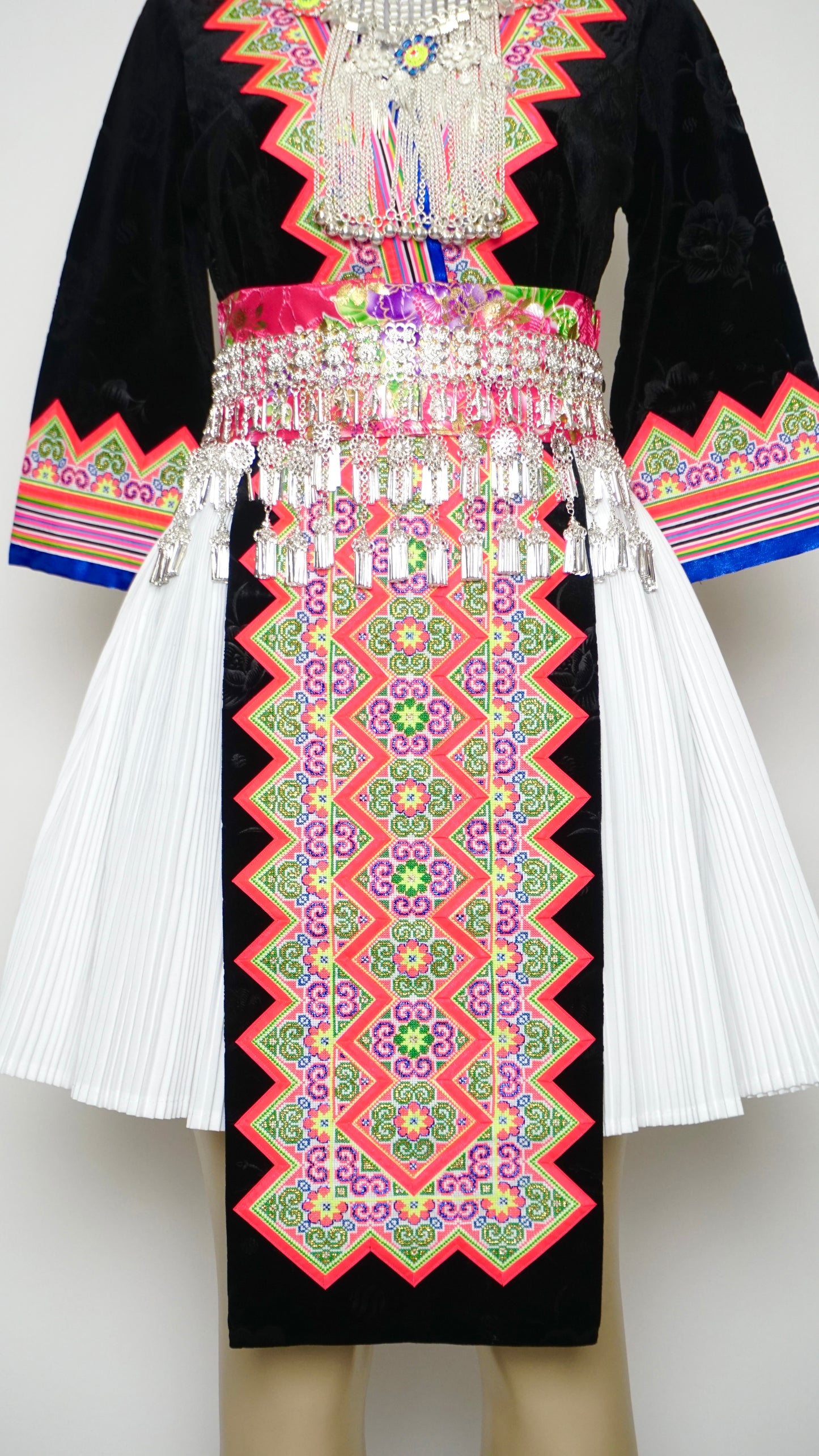 Pajntaub Tawm Laug Velvet w/Hmong Leeg Trim (36")
