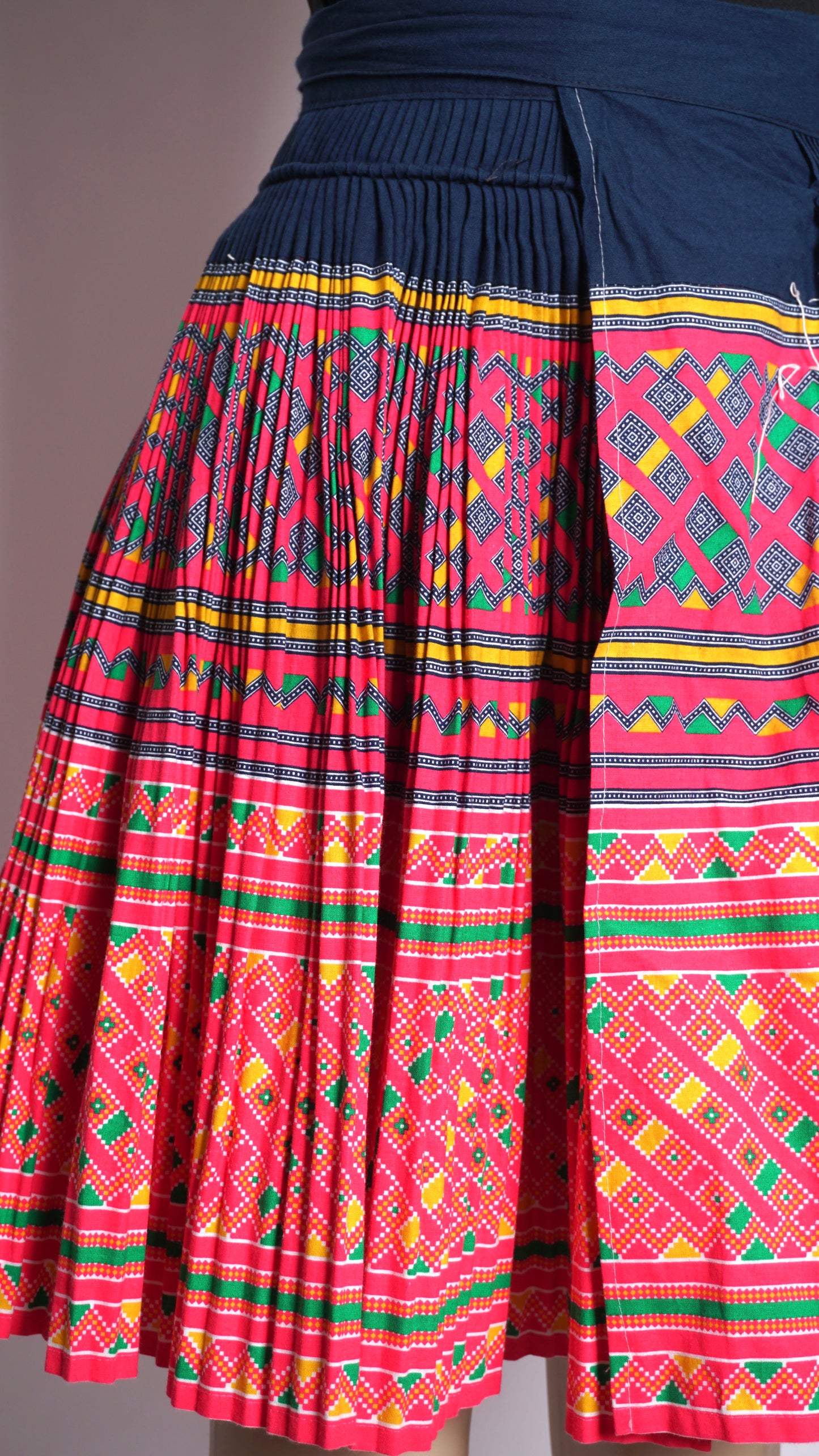 Hmong Leeg Print Pleated Skirt (38x22)