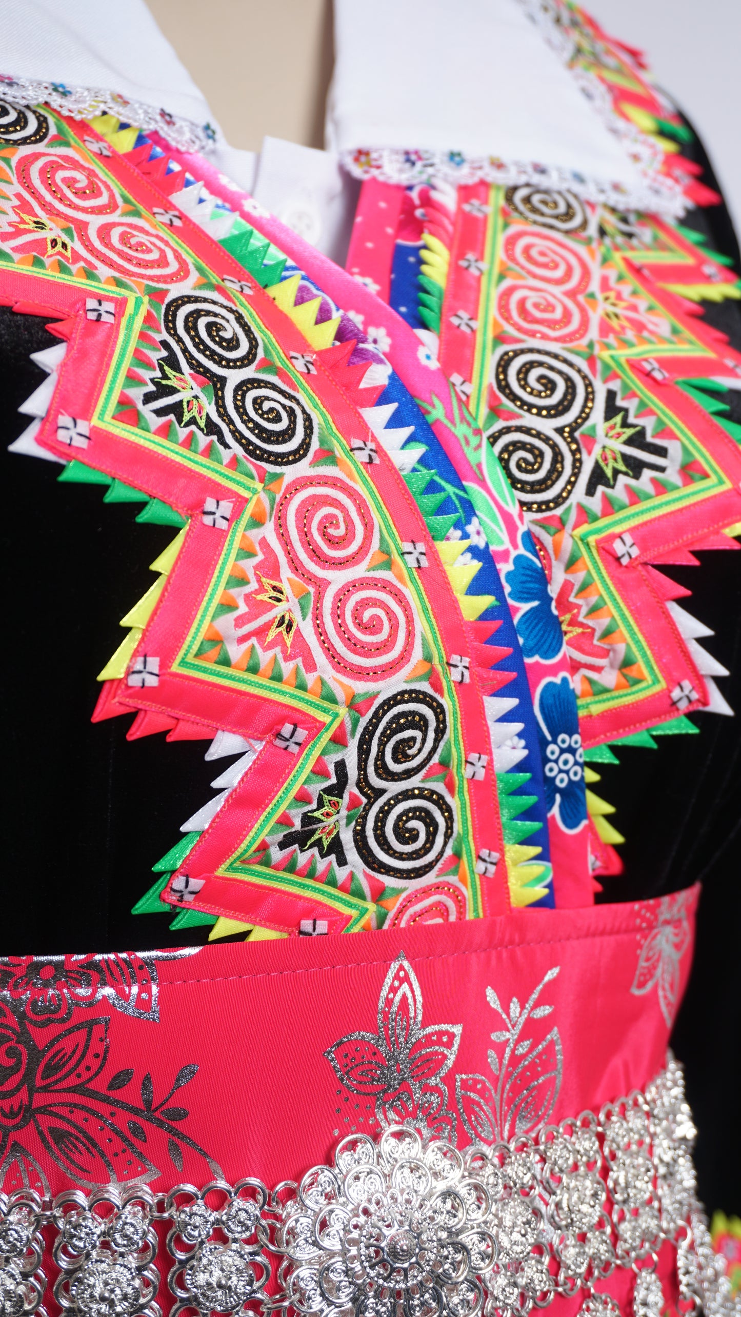 Handmade Pajntaub Mos Qwj (48")