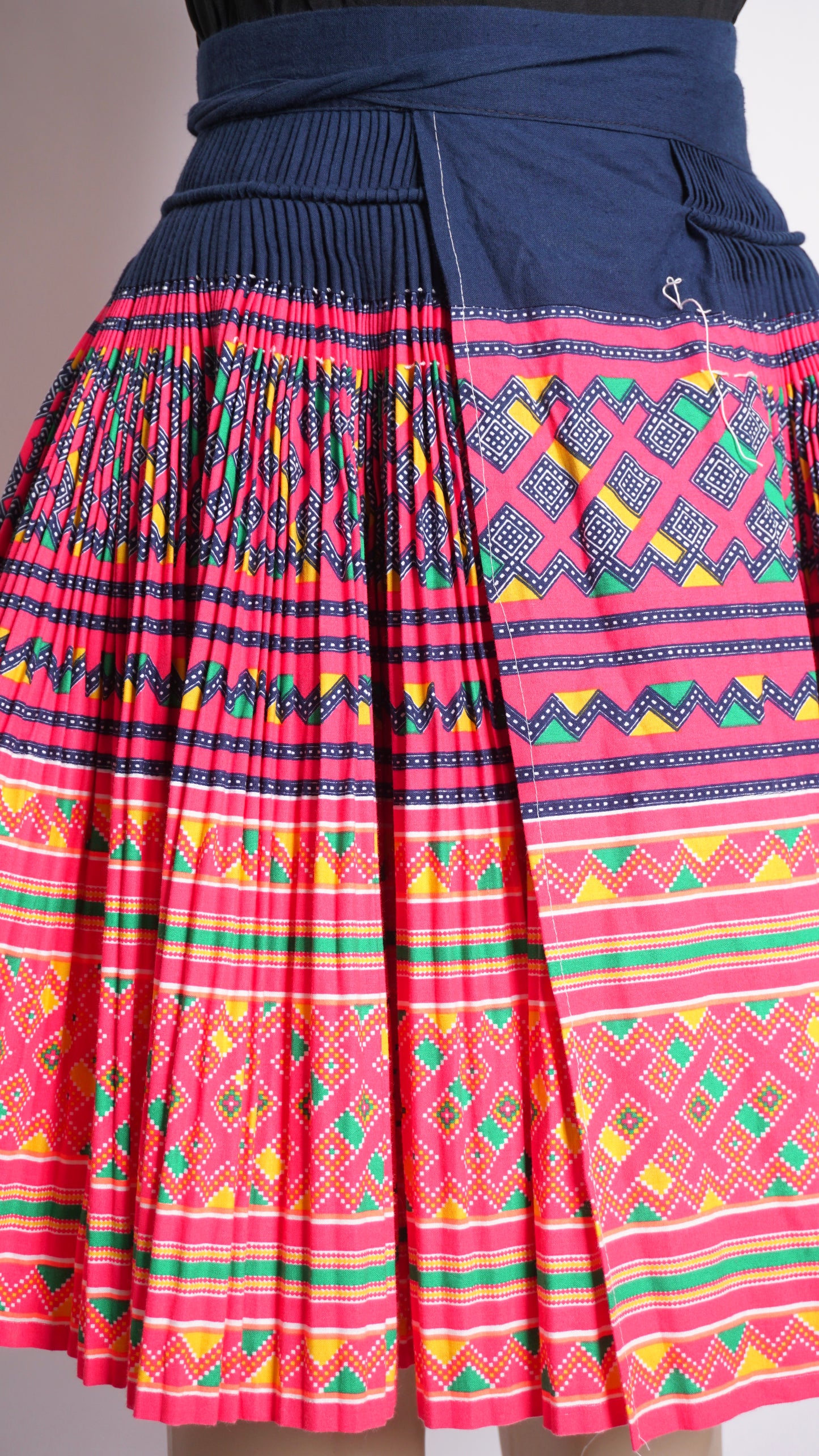 Hmong Leeg Print Pleated Skirt (38x21)