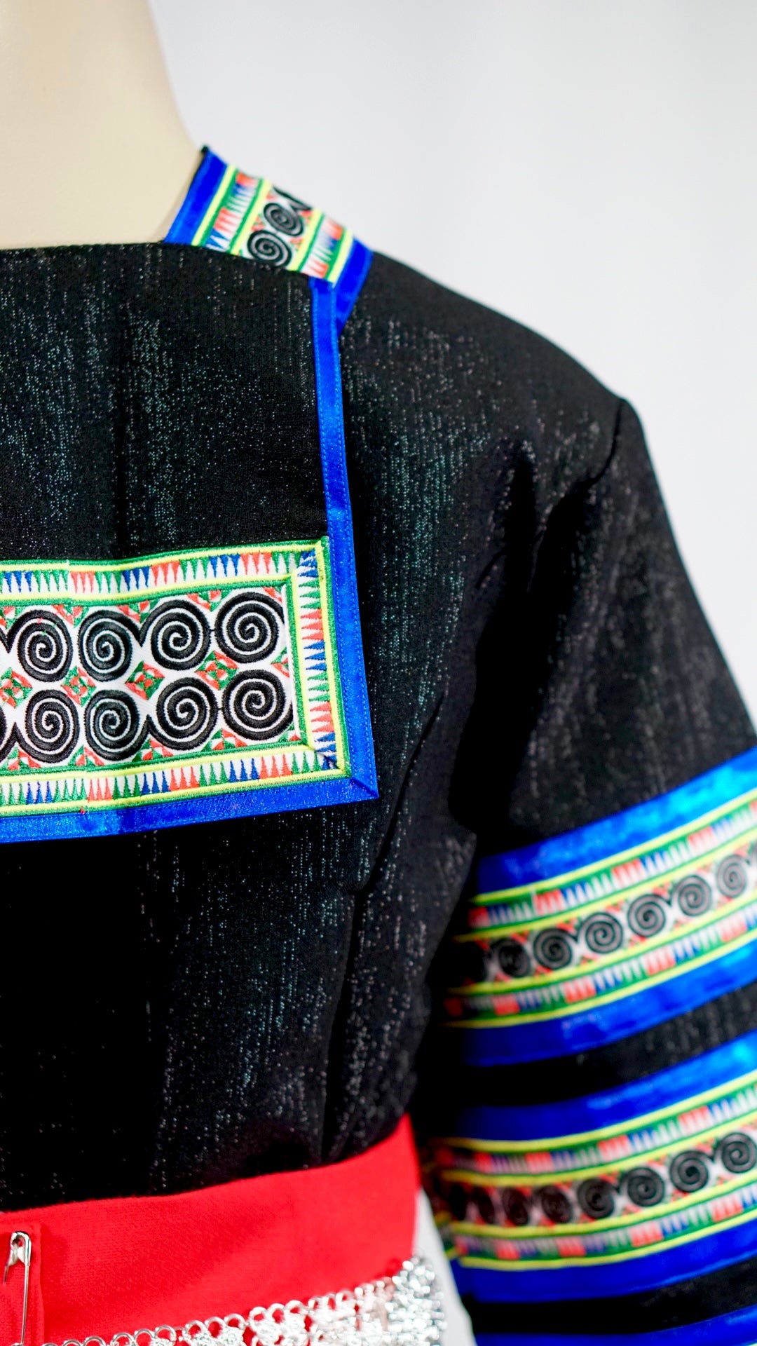 On SALE. Beautiful Brand New Hmong Leeg HANDMADE Pajntaub Outfit